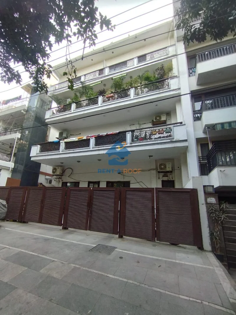 2 BHK on First Floor for Rent in Defence Colony