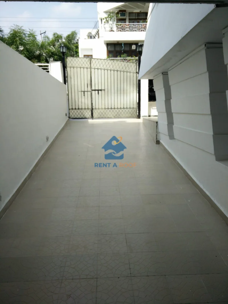 Commercial space on First Floor for Rent in Defence Colony