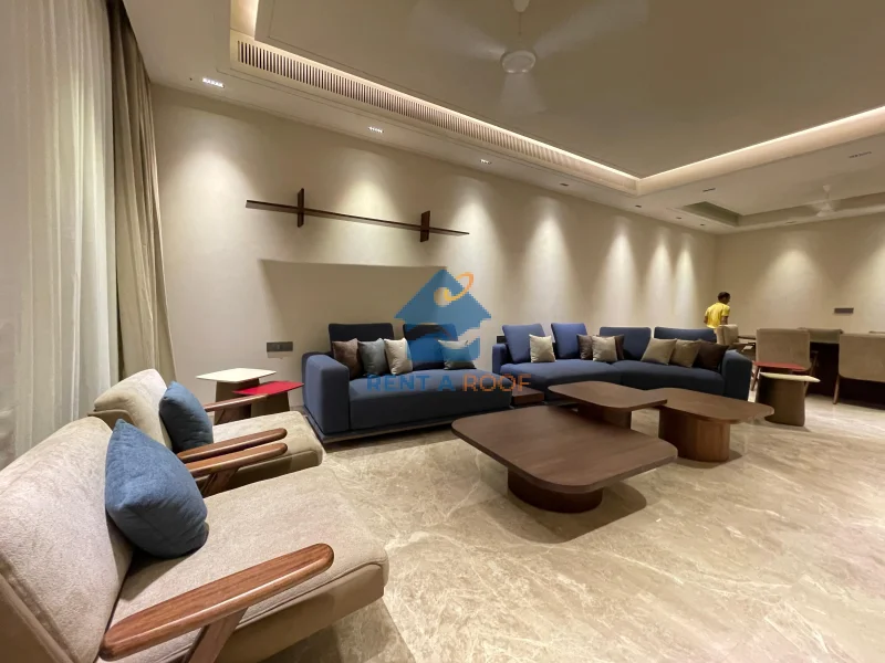 4 BHK on Third Floor for Rent in Defence Colony
